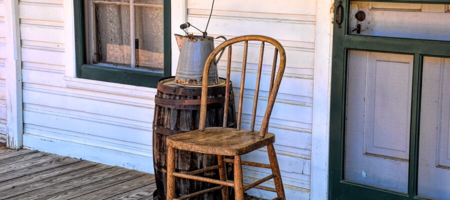 Porch Vintage Chair Old House  - Ray_Shrewsberry / Pixabay